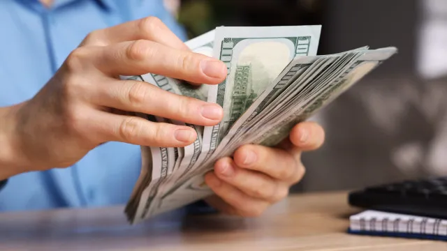 
                    Dólar cai para R$ 4,95 com otimismo sobre acordo entre EUA e Irã
                