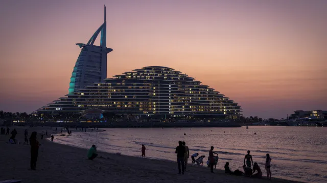 
                    Brasileira em navio de cruzeiro relata tensão em Dubai
                