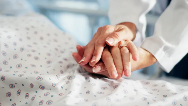
                    Alzheimer de início precoce levou influenciadora canadense à morte assistida
                