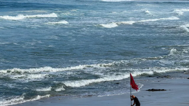 
                    Pedi a Deus para ter uma morte digna, diz mulher resgatada viva no mar em Ilhabela
                