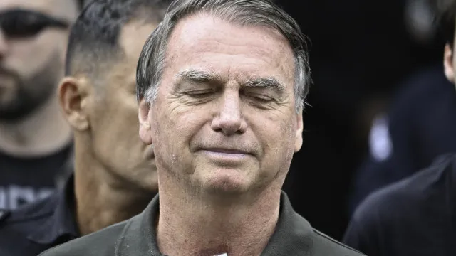 
                    Bolsonaro apresenta soluços 'acima da média', mostra relatório médico
                