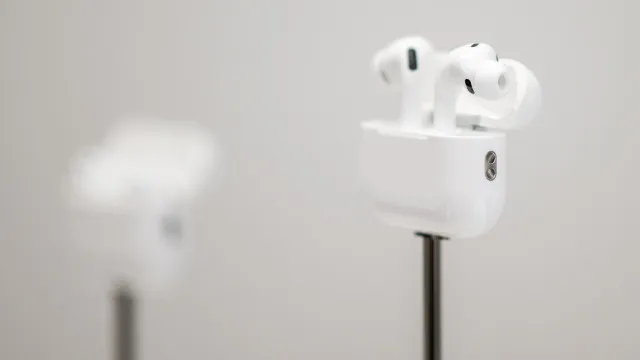 
                    Apple pode lançar este ano novos AirPods equipados com câmeras
                