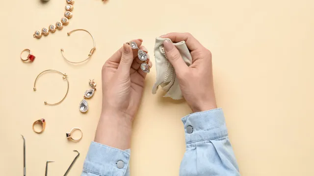 
                    Truques simples para recuperar o brilho das bijuterias em casa
                