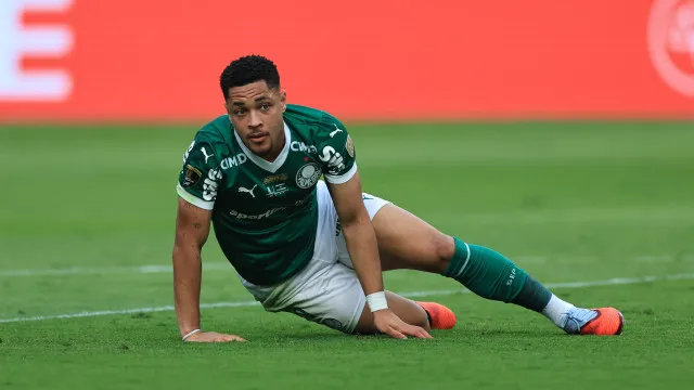 
                    Vitor Roque vai passar por cirurgia e só volta ao Palmeiras após a Copa
                