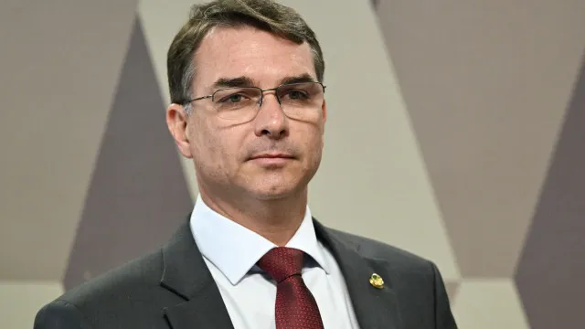 Flávio Bolsonaro tem maior taxa de rejeição, com 52,6%, contra 47,4% de Lula, aponta CNT/MDA