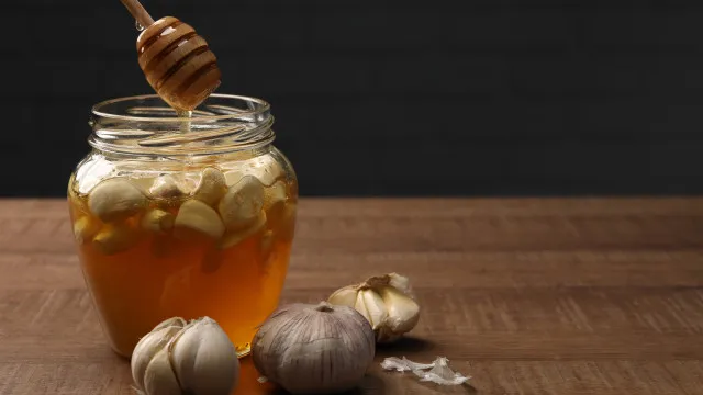 
                    Mel e alho: Conheça os benefícios desta dupla poderosa
                