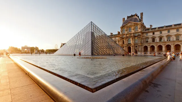 
                    Ladrões do Museu do Louvre dizem que mandante do crime queria mais joias
                