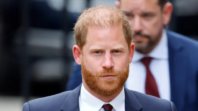 
                    'Intrusão inaceitável', diz Harry sobre paparazzi vistos perto de escola dos filhos
                
