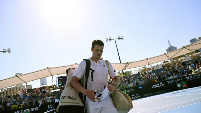 
                    Mensik elimina Fonseca nas quartas de Roland Garros após batalha no terceiro set
                