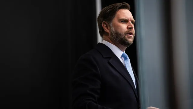 
                    Vance diz que Israel tentou influenciar os EUA contra acordo com Irã
                