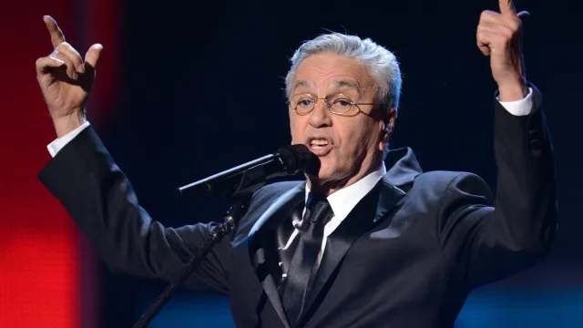 
                    Caetano Veloso, Marieta Severo e mais artistas condenam jogo do Tigrinho
                