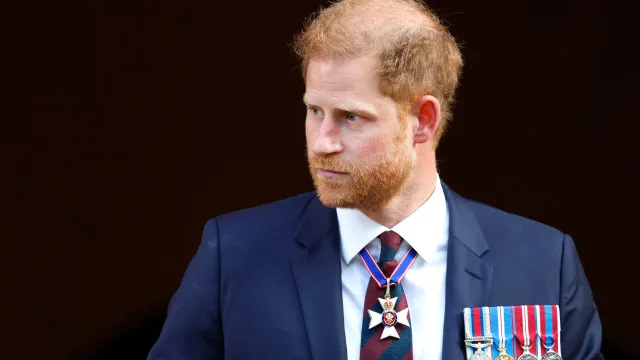 
                    Mensagens íntimas de Harry com jornalista vêm à tona e agitam tribunal
                