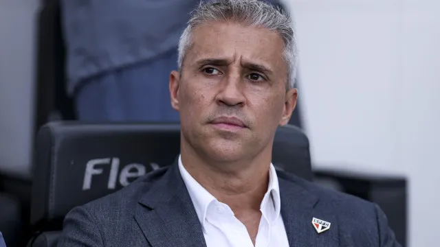 
                    São Paulo decide por demissão de Hernán Crespo após divergências internas
                