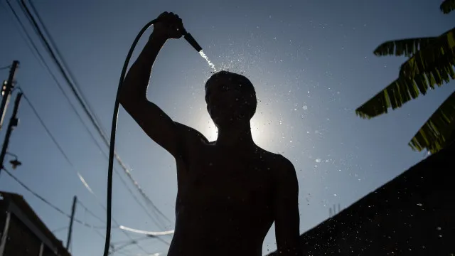
                    Onda de calor deve afetar três estados esta semana
                
