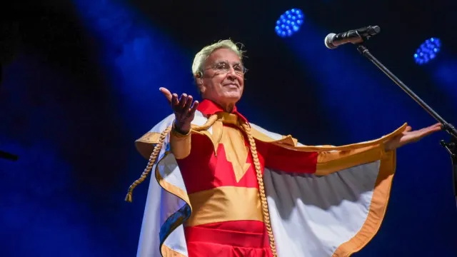 
                    Famosos que foram expulsos de seu próprio país
                