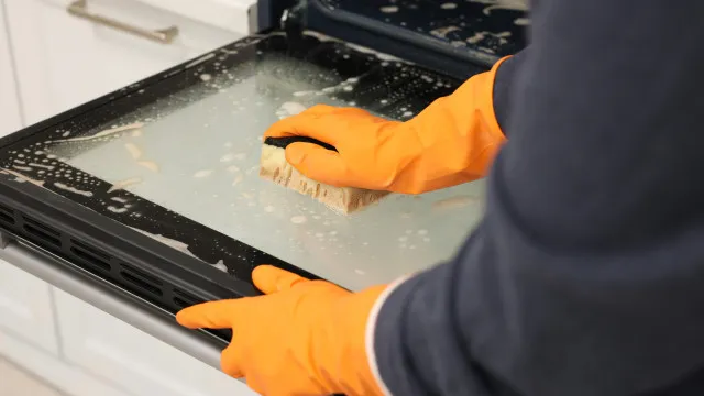 
                    Como limpar a porta do forno com bicarbonato e vinagre
                