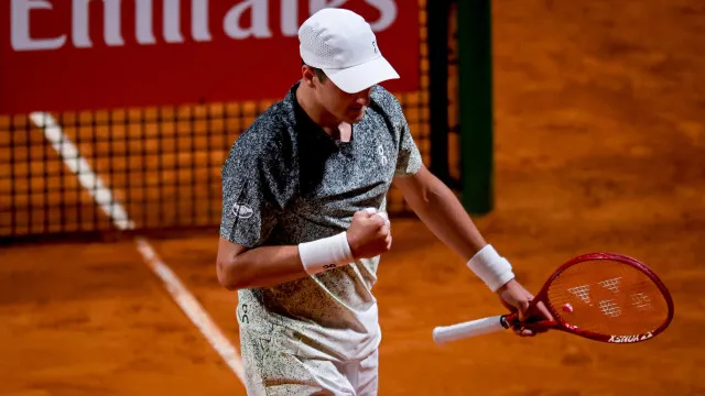 
                    João Fonseca enfrenta Jannik Sinner nesta terça
                