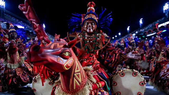 
                    Escolas do Grupo Especial começam a escolher sambas-enredo
                