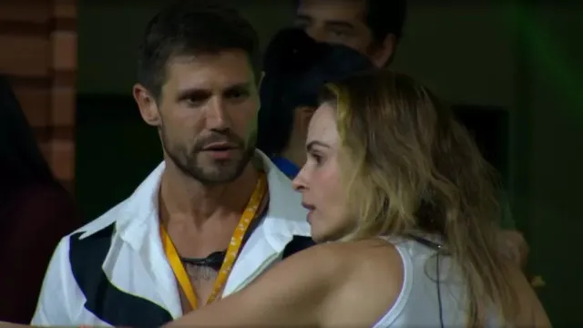 
                    Jonas tenta cavar expulsão de Ana Paula após fala sobre fetiche
                