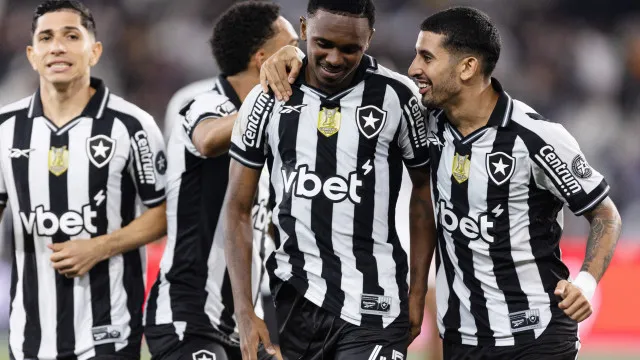 
                    Athletico e Botafogo correm atrás de pontos em jogo atrasado do Brasileirão
                