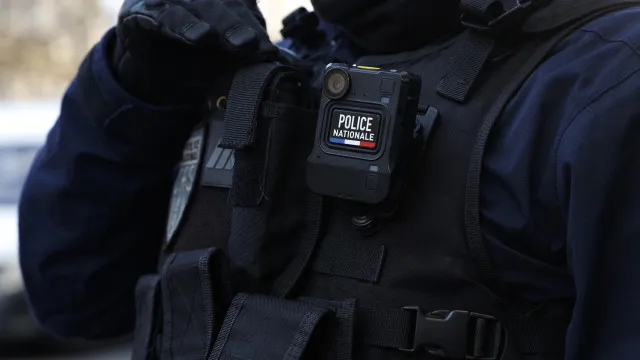 
                    Tentativa de atentado a bomba em Paris; suspeito tem 17 anos
                