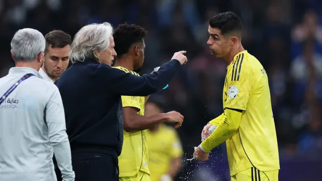 
                    Jorge Jesus explica substituição forçada de Cristiano Ronaldo
                