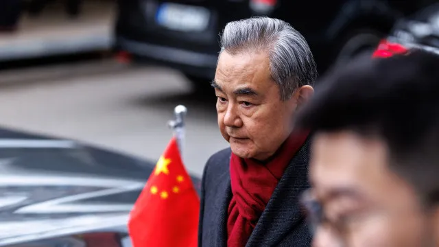 
                    Chanceler da China afirma que matar o líder de um Estado soberano é inaceitável
                