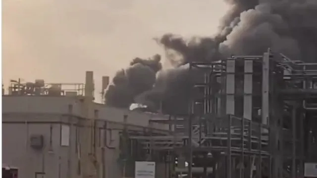 
                    Refinaria na Arábia Saudita é atingida por drones iranianos
                