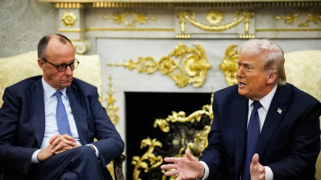 
                    Trump afirma que 'tudo foi destruído' no Irã e promete 3ª onda de ataques
                