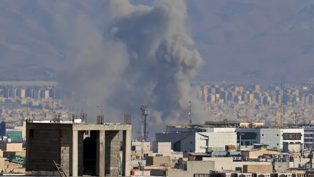 
                    Israel ignora cessar-fogo e ataca Líbano, e bombardeios matam quase 300, diz Beirute
                