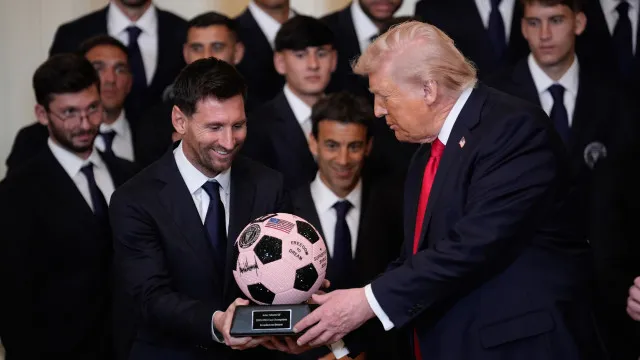 
                    Foto de Messi com Trump em festejo na Casa Branca divide torcedores
                