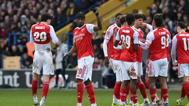 
                    Arsenal supera pressão do Mansfield, vence por 2 a 1 e avança na Copa da Inglaterra
                