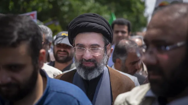 
                    Khamenei reforça que Estreito de Ormuz terá novas regras para passagem
                