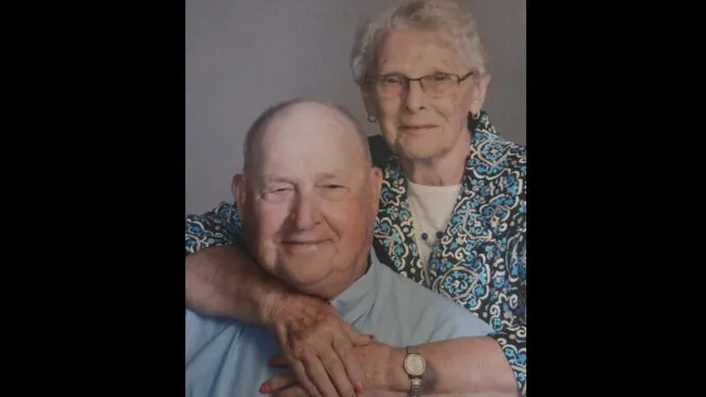 
                    Juntos até o último suspiro: casal morre de mãos dadas após 70 anos
                