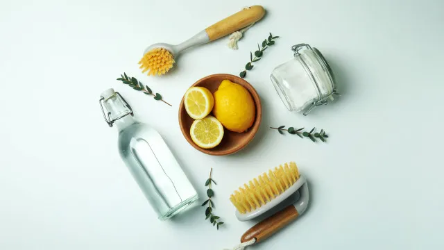 
                     10 maneiras de usar limão para limpar a casa de forma natural
                