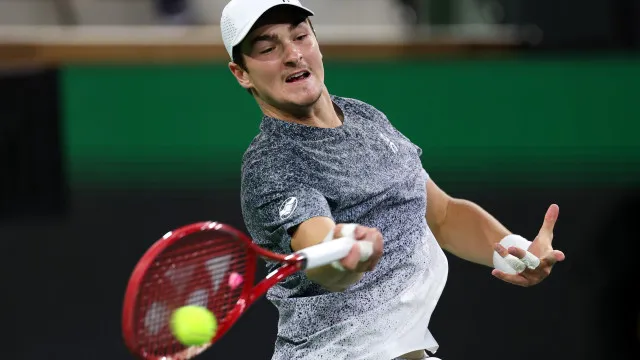 
                    Em duelo equilibrado de três sets, João Fonseca supera francês top 30 e avança em Monte Carlo
                