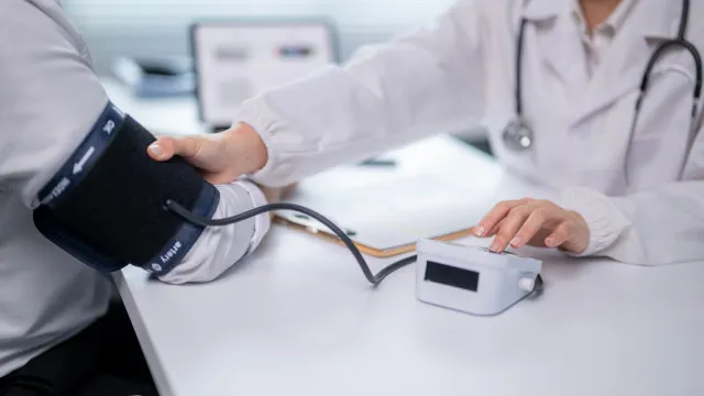 
                    MEC sanciona 53 cursos de Medicina com rendimento insatisfatório no Enamed
                