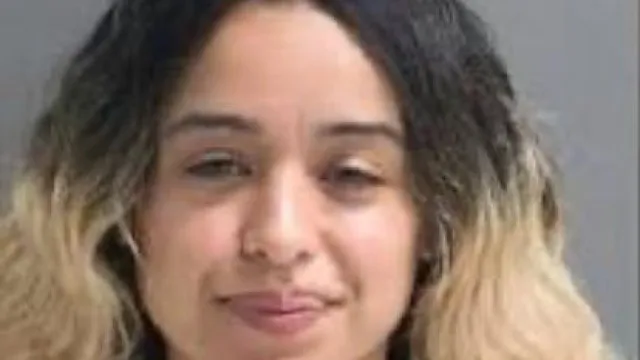 A mulher suspeita de ter disparado contra a cas