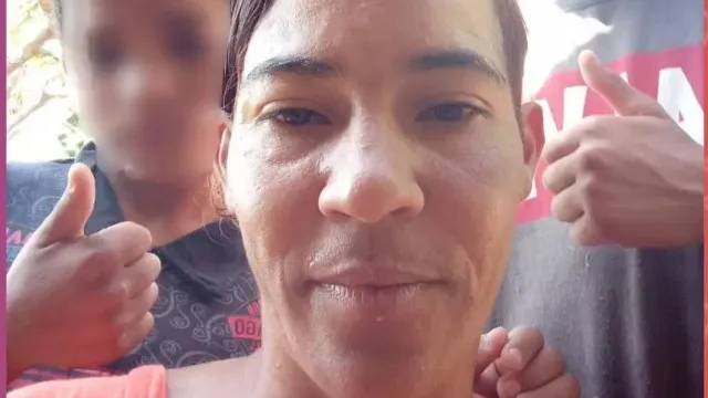 Dois filhos de uma mulher vítima de feminicídio