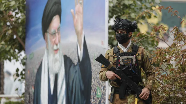 
                    Irã mira setor de petróleo; EUA e Israel ampliam ataques
                