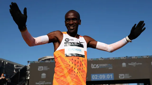 
                    Em turnê de 'conexão com os fãs', bicampeão olímpico Eliud Kipchoge correrá maratona de Porto Alegre
                