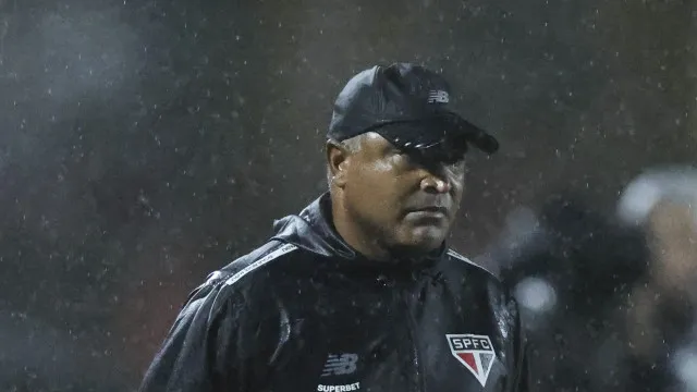 
                    São Paulo: Roger faz lição de casa, vira líder e passa em teste de pressão
                