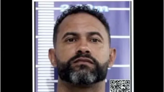 
                    Foragido: Disque Denúncia divulga cartaz para encontrar goleiro Bruno
                