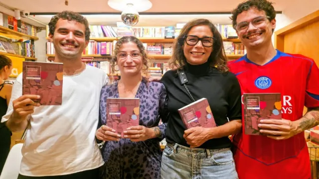 
                    Andrea Beltrão vai a evento com os três filhos e posa para rara foto em família
                