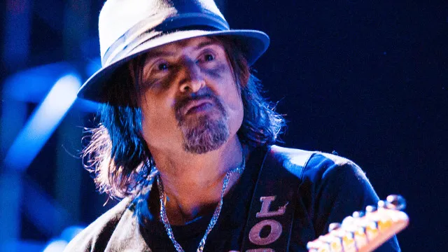 
                    Morre Phil Campbell, guitarrista do Motörhead, aos 64 anos
                