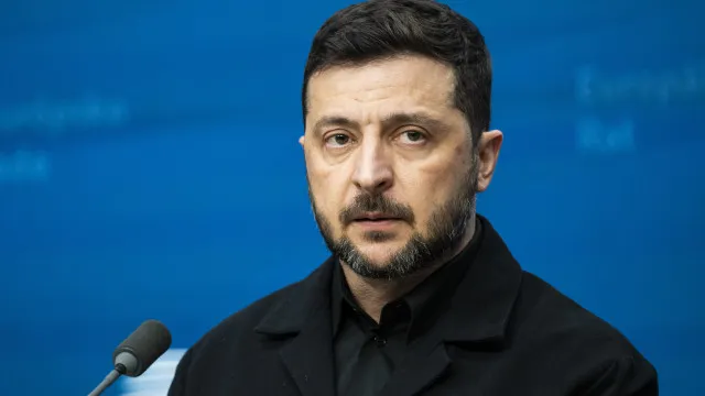
                    Zelensky acusa europeus de chantagem com oleoduto russo para a Hungria
                