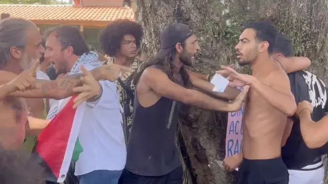
                    Israelenses tentam agredir manifestantes pró-Palestina na Bahia; vídeo
                