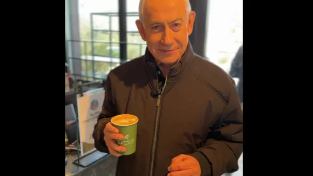 
                    Netanyahu ironiza boatos sobre morte e diz estar “mortinho por café”
                