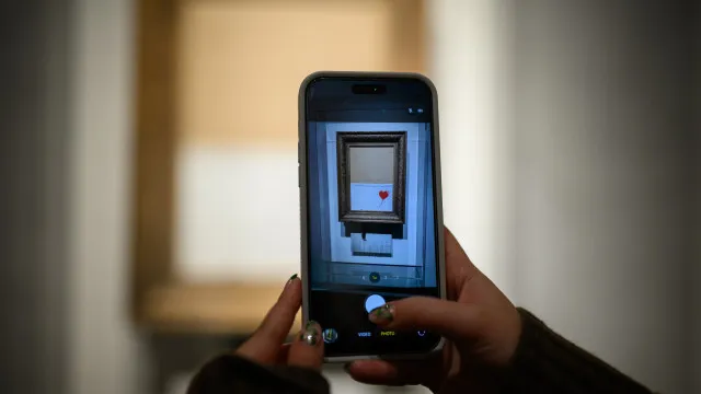 
                    Investigação aponta possível identidade do misterioso artista Banksy
                