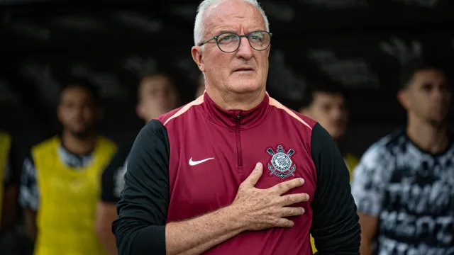 
                    Dorival sobre pressão após balançar no Corinthians: 'Dou pouca importância'
                